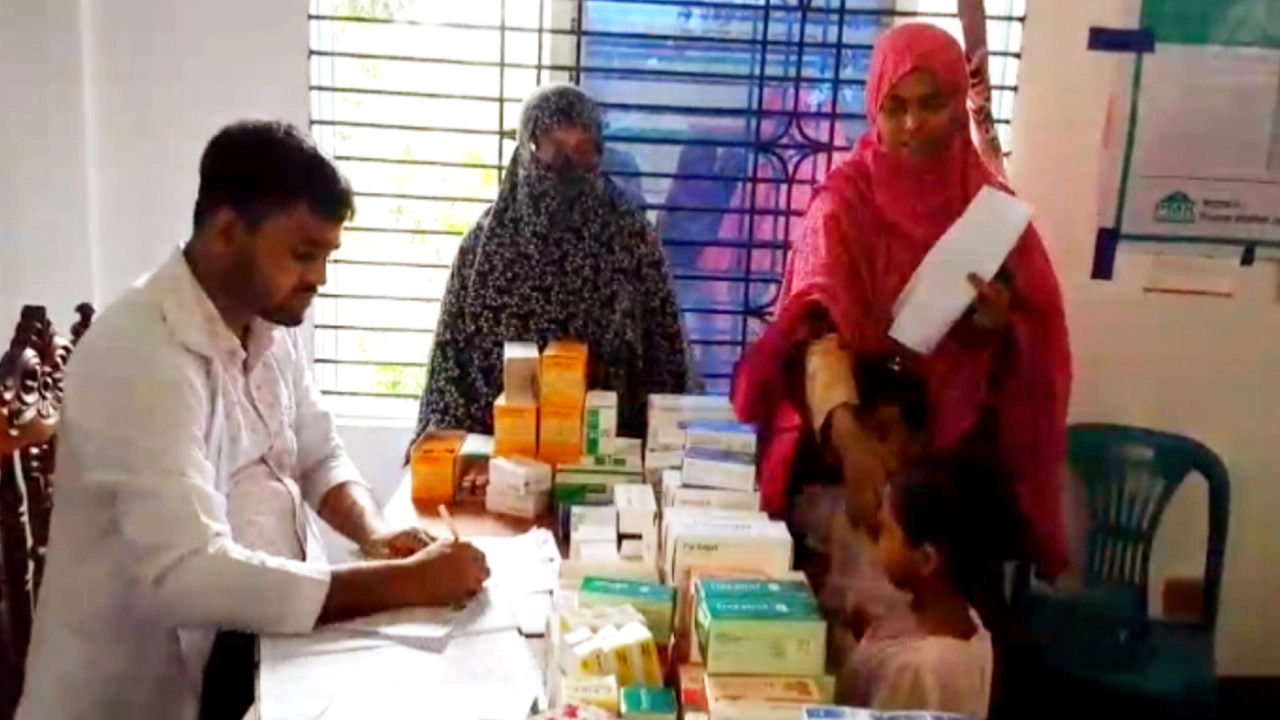 বারোবাজার পল্লী মঙ্গল কর্মসূচীর ফ্রি মেডিকেল ক্যাম্পে ৬ শ রুগীর চিকিৎসা