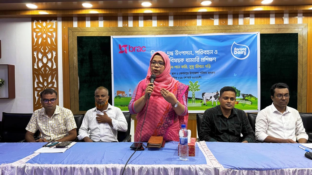 কেশবপুরে ১০০ জন দুগ্ধ খামারিকে নিরাপদ দুধ উৎপাদনে প্রশিক্ষণ