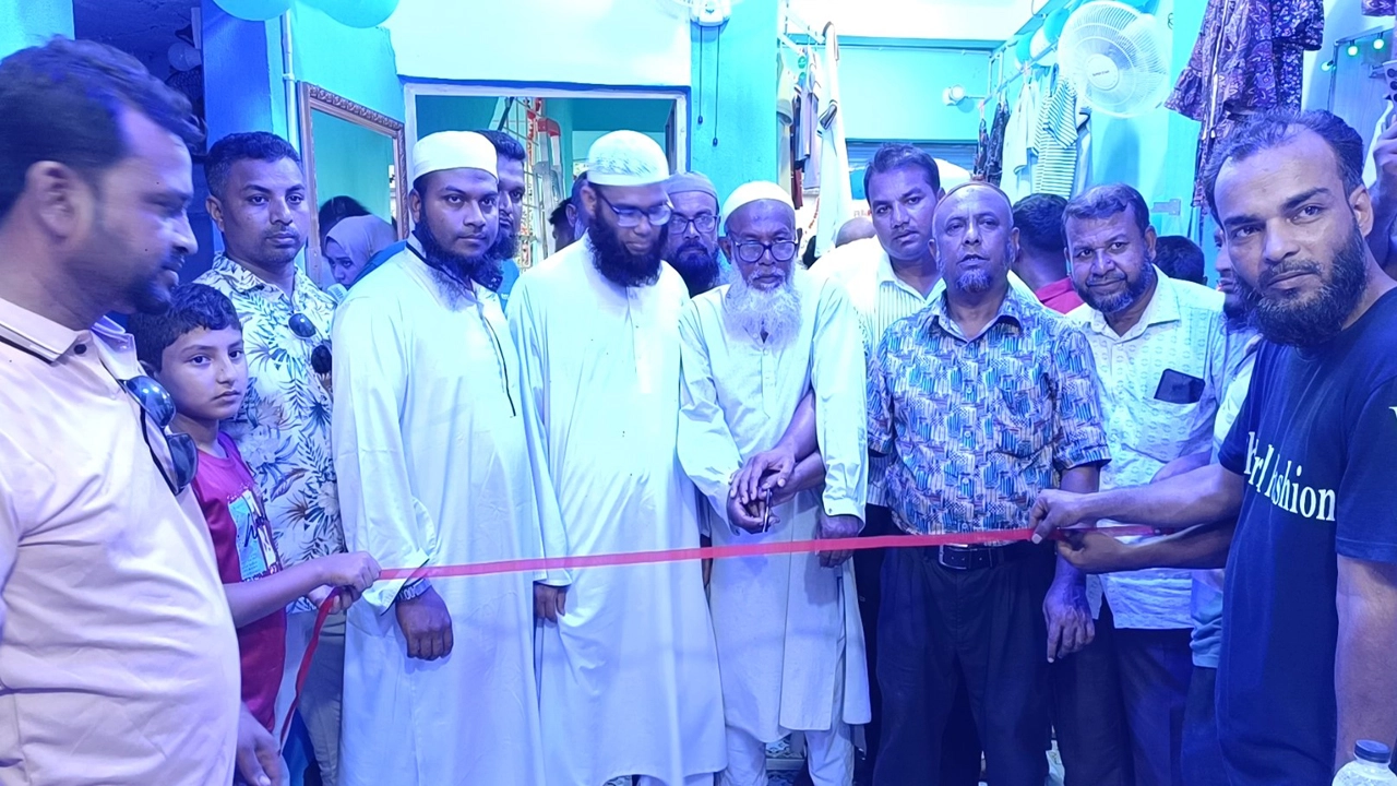 যাত্রা শুরু করল তৈরি পোশাকের বিশেষ বিক্রয় কেন্দ্র ‘নরমাল’ । ছবি : গ্রামের কাগজ