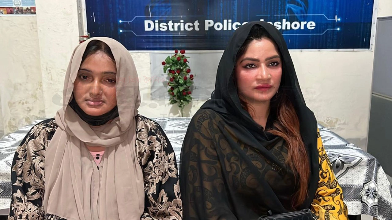 কনটেন্ট ক্রিয়েটার রেশমা বেগম ওরফে তাসনিম ফুয়াদ এবং ডালিয়া খাতুন । ছবি : গ্রামের কাগজ