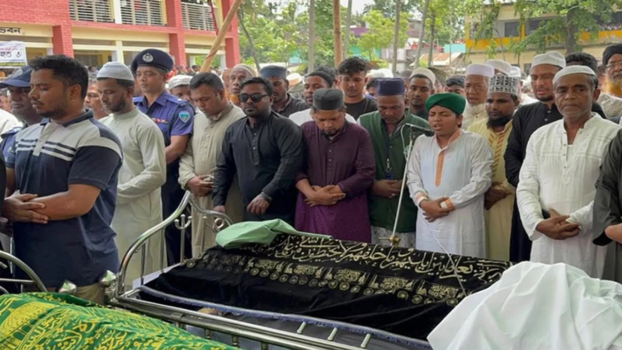 রাঙ্গুনিয়ায় ওমানে নিহত ৪ ভাইয়ের জানাজা অনুষ্ঠিত হয়েছে, যেখানে হাজারো মানুষ অংশ নেন।