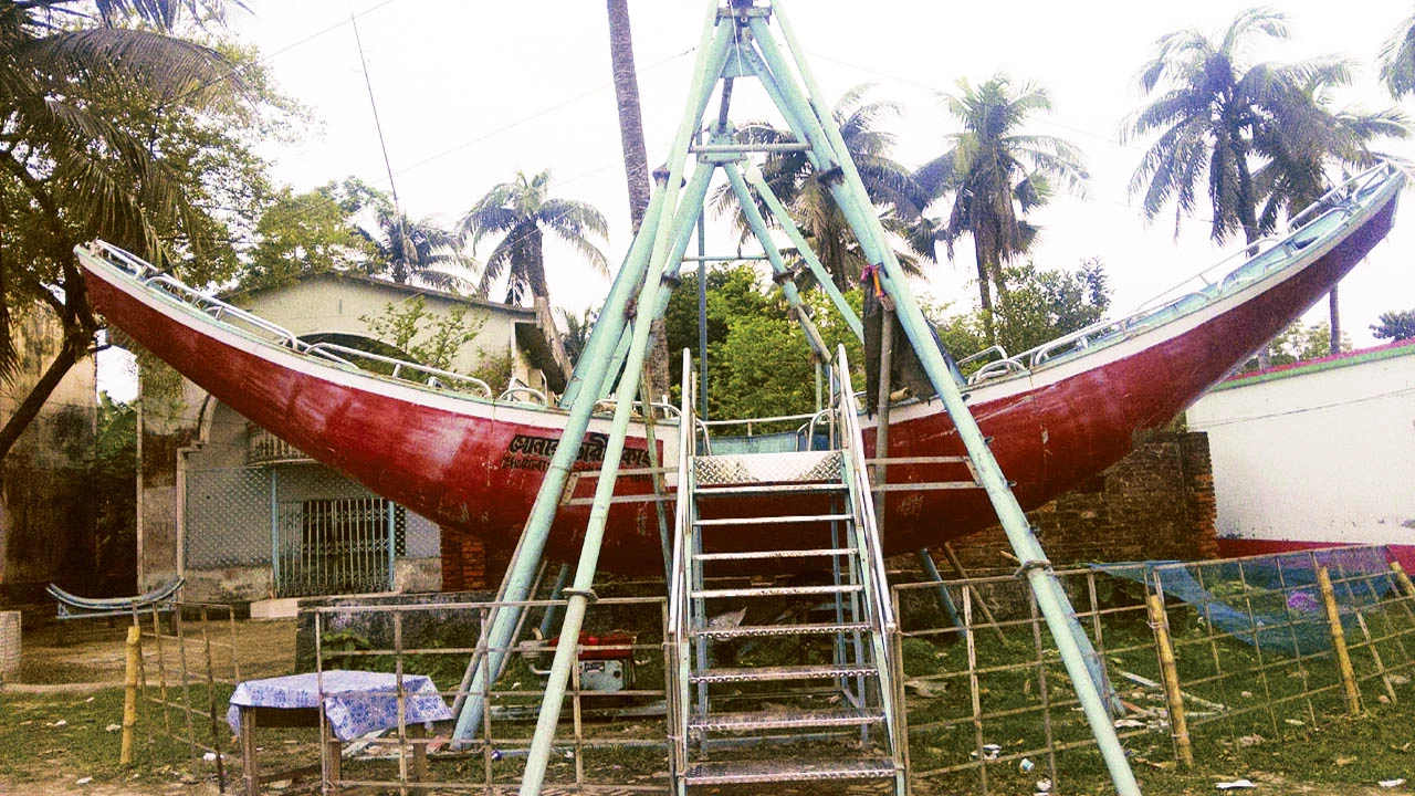 যশোরের নেহালপুরে ভূমি অফিসের পাশে নাগরদোলা স্থাপন করে ব্যবসার অভিযোগ উঠেছে।