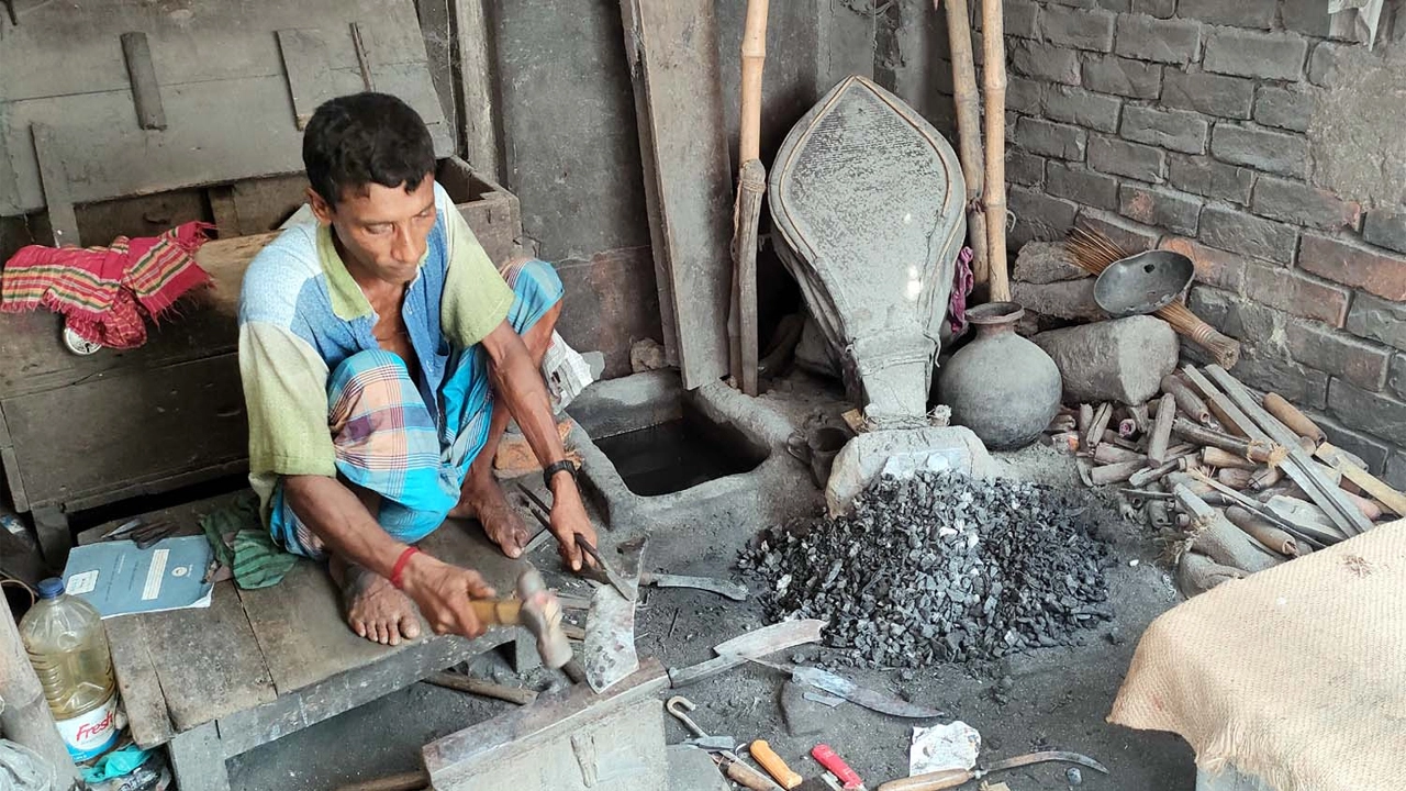 ব্যস্ততা বাড়ছে কামারশালায়