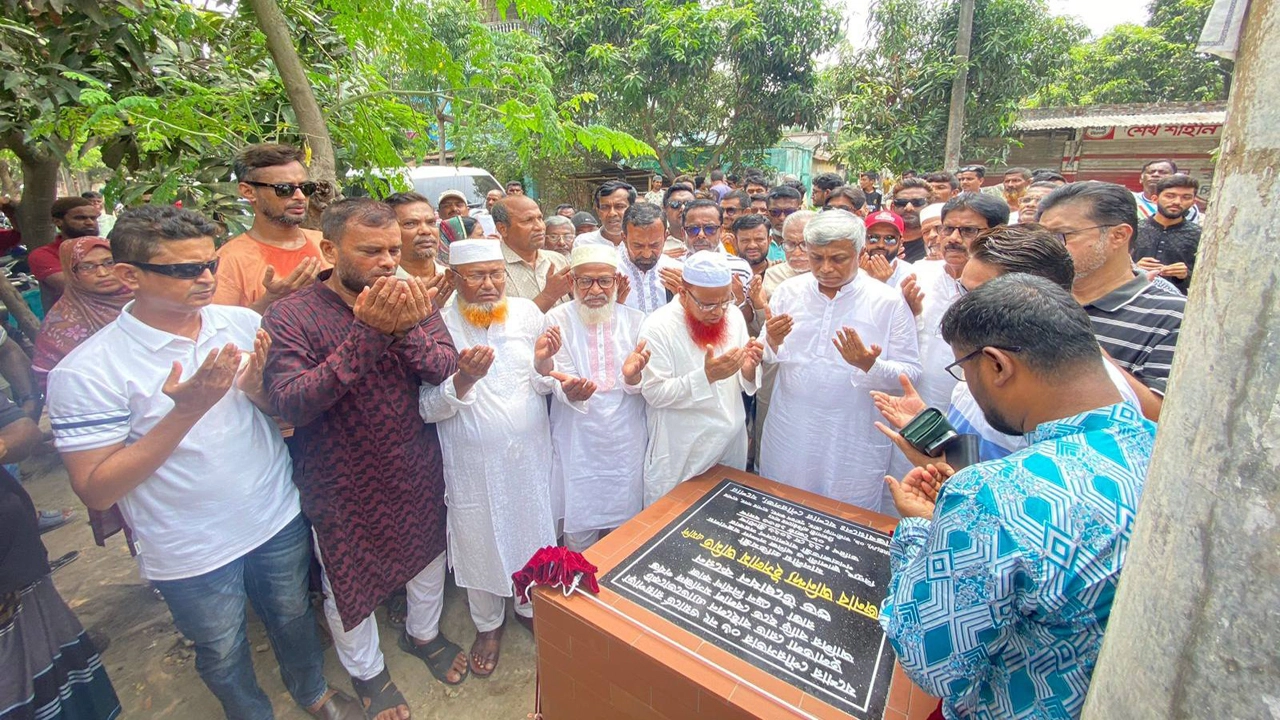 যশোর পৌর এলাকার নির্মাণ কাজের উদ্বোধন করলেন প্রতিমন্ত্রী অমিত। ছবি: গ্রামের কাগজ