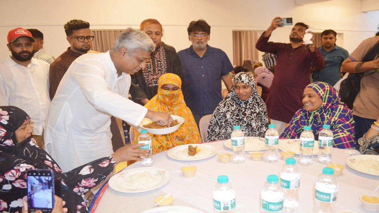 শুক্রবার যশোর ক্লাবে ইকোর উদ্যোগে ছিন্নমূল মানুষের মধ্যে দুপুরের খাবার পরিবেশন করেন বিদ্যুৎ, জ্বালানী ও খনিজ সম্পদ প্রতিমন্ত্রী অনিন্দ্য ইসলাম অমিত। ছবি: গ্রামের কাগজ