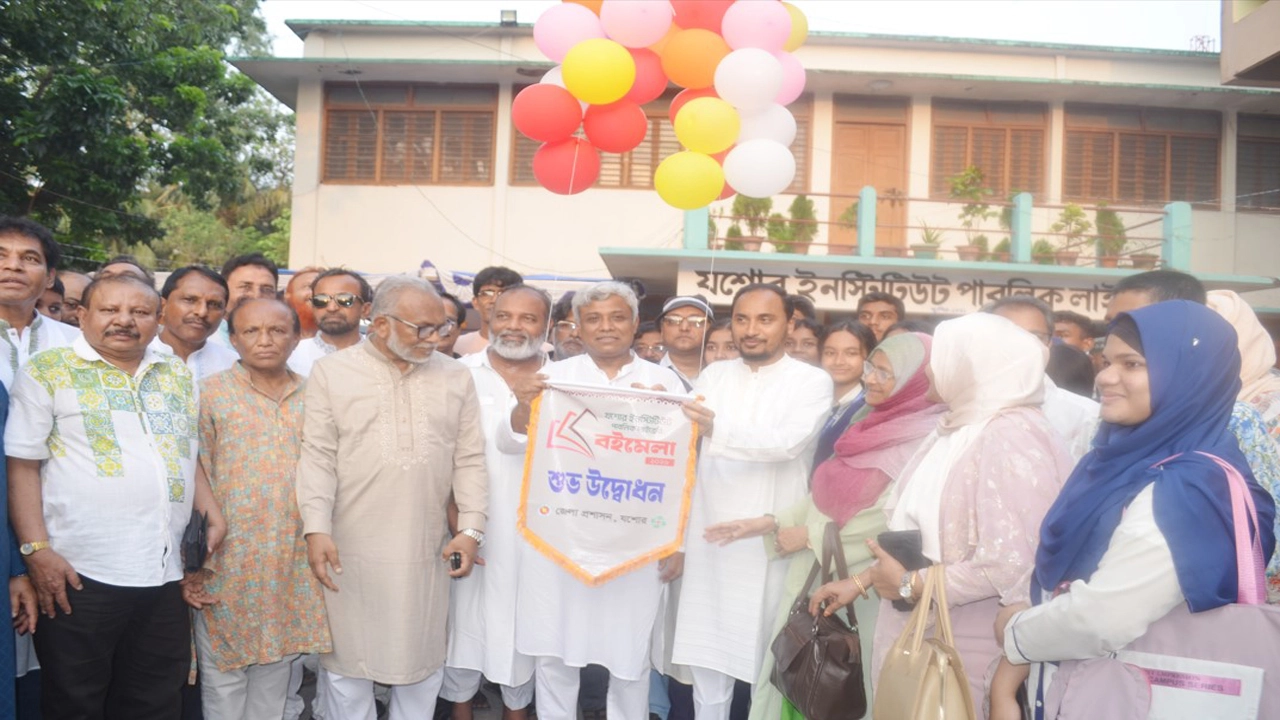 শুক্রবার যশোর ইনস্টিটিউট পাবলিক লাইব্রেরির সামনে বইমেলার উদ্বোধন করেন বিদ্যুৎ, জ্বালানী ও খনিজ সম্পদ প্রতিমন্ত্রী অনিন্দ্য ইসলাম অমিত। ছবি: গ্রামের কাগজ