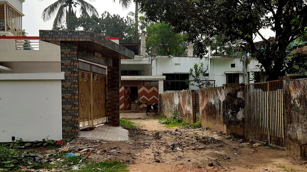 যশোর পৌরসভার ৯ নম্বর ওয়ার্ড নিলগঞ্জ তাতিপাড়া সাধারন মানুষের চলাচলের রাস্তায় গেটনির্মান ও উচুকরে বালি খোয়া রাখায় দুর্ভোগে শিকার এলাকা বাসি। ছবি: গ্রামের কাগজ