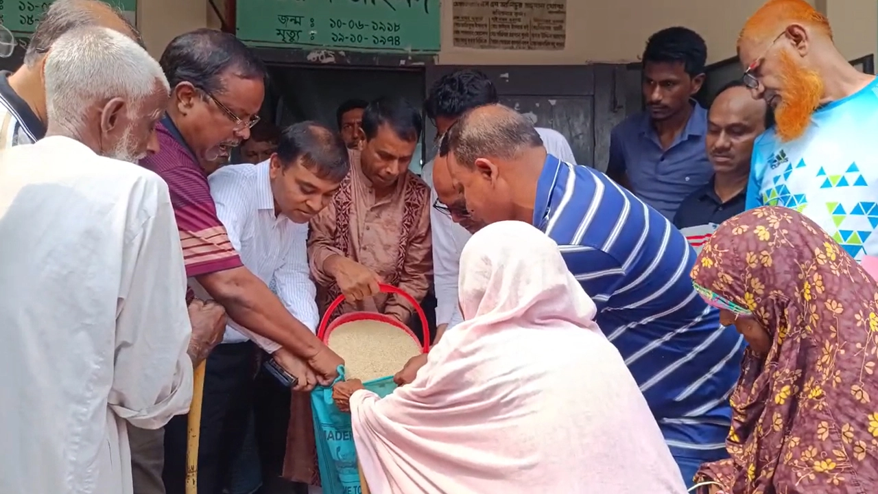 ঈদুল আজহা উপলক্ষে ঝিনাইদহে দুস্থ ও অসহায় মানুষের মাঝে চাল বিতরণ।