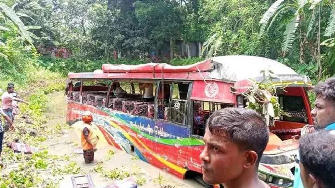 কুষ্টিয়ায় বাস-ট্রাক সংঘর্ষে নিহত ৫, আহত ৩০