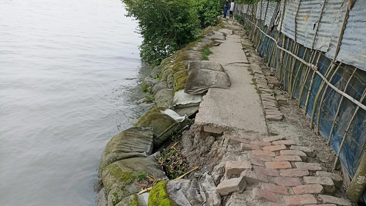 বাগেরহাটের মোরেলগঞ্জ বারইখালী গ্রামে ভাঙ্গন প্রতিরোধে পদক্ষেপ গ্রহনের দাবি স্থানীয়দের ¦ ছাব: প্রতিনিধি