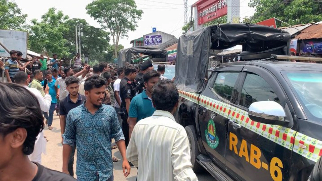 খুলনার দাকোপে মাছের ঘের দখলকে কেন্দ্র করে সংঘর্ষ ও উত্তেজনার জেরে র‍্যাবের গাড়ি ভাঙচুর। ছবি: সংগৃহীত