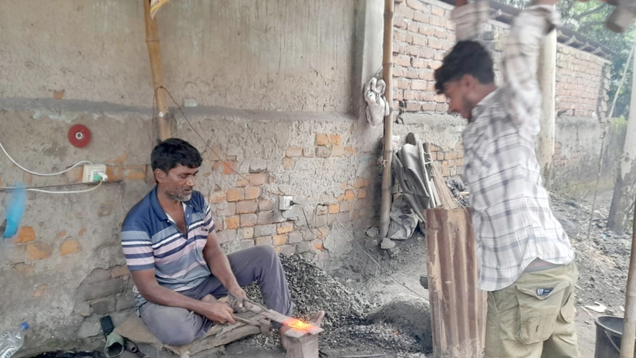 ঘোড়াঘাটে কোরবানির ঈদ ঘিরে ব্যস্ত কামার শিল্পীরা