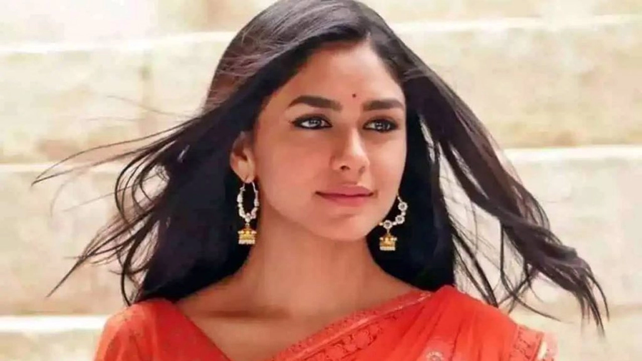 জনপ্রিয় ম্রুণাল ঠাকুর