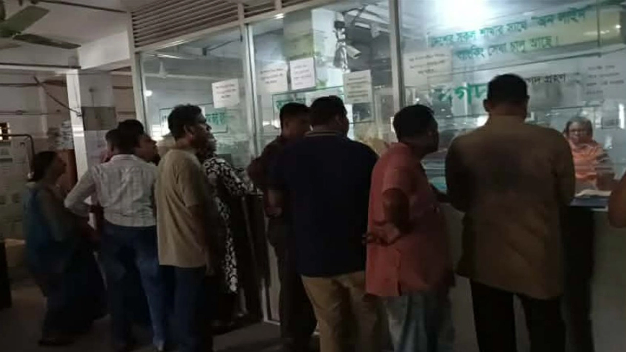 প্রিপেইড মিটার রিচার্জ ব্যবস্থা সার্ভার সমস্যার কারণে চরম ভোগান্তিতে পড়েছেন হাজার হাজার গ্রাহক। ছবি: গ্রামের কাগজ
