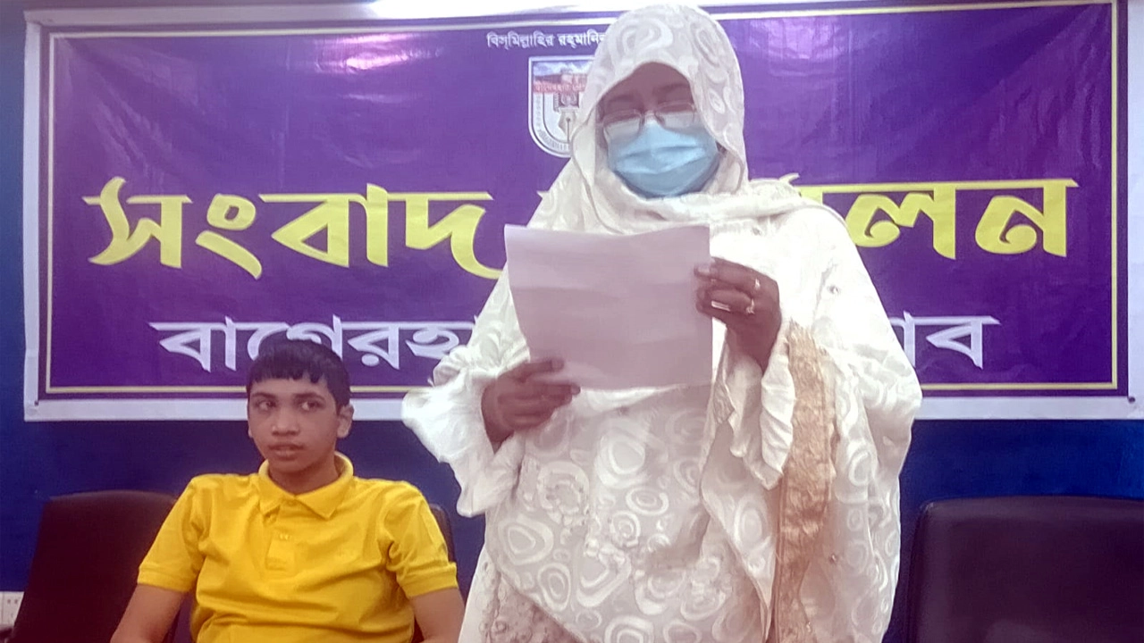 বাগেরহাটে ছোট ভাইয়ের বিরুদ্ধে জমি দখলের অভিযোগে বড় বোনের সংবাদ সম্মেলন