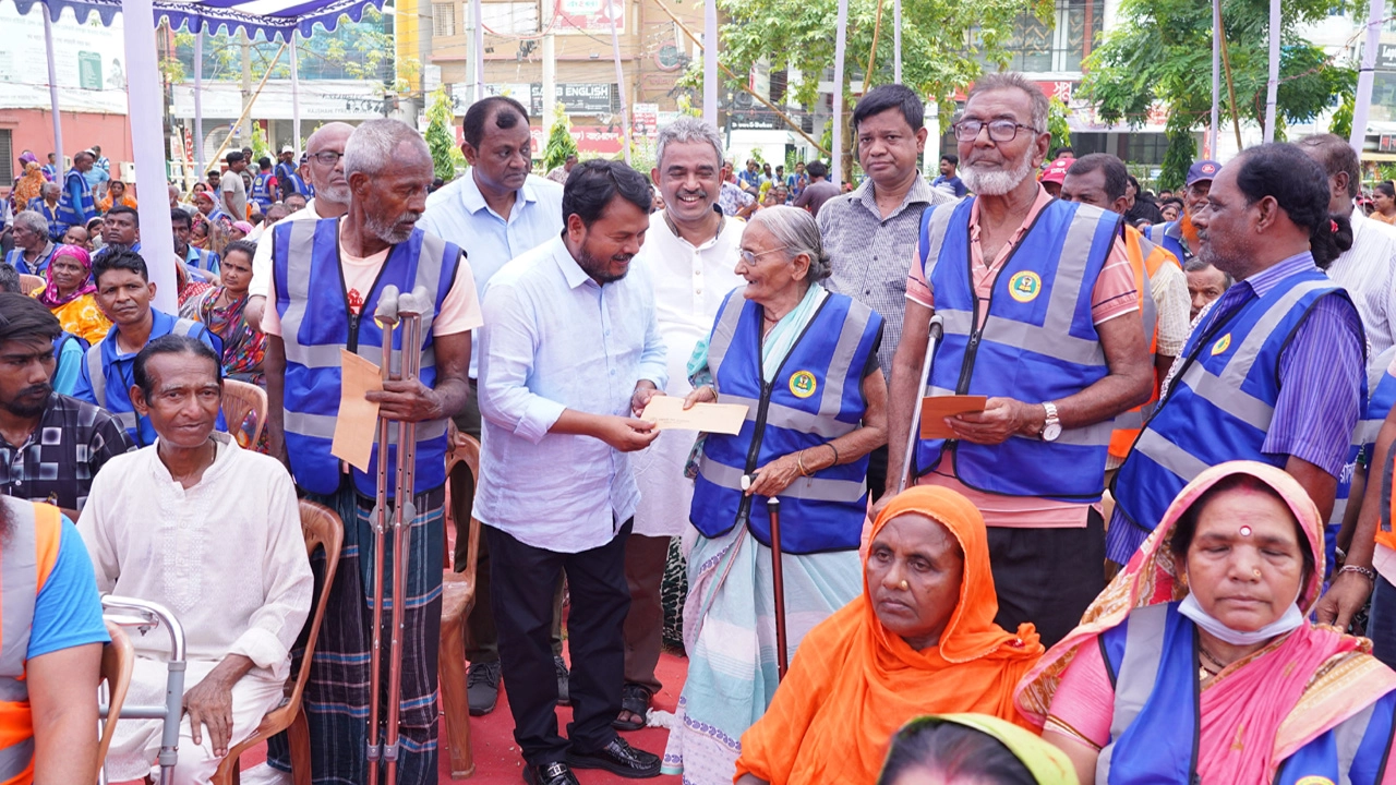 প্রধানমন্ত্রীর ঈদ উপহার পেলেন রাসিকের ১২৩৭ জন পরিচ্ছন্নতাকর্মী