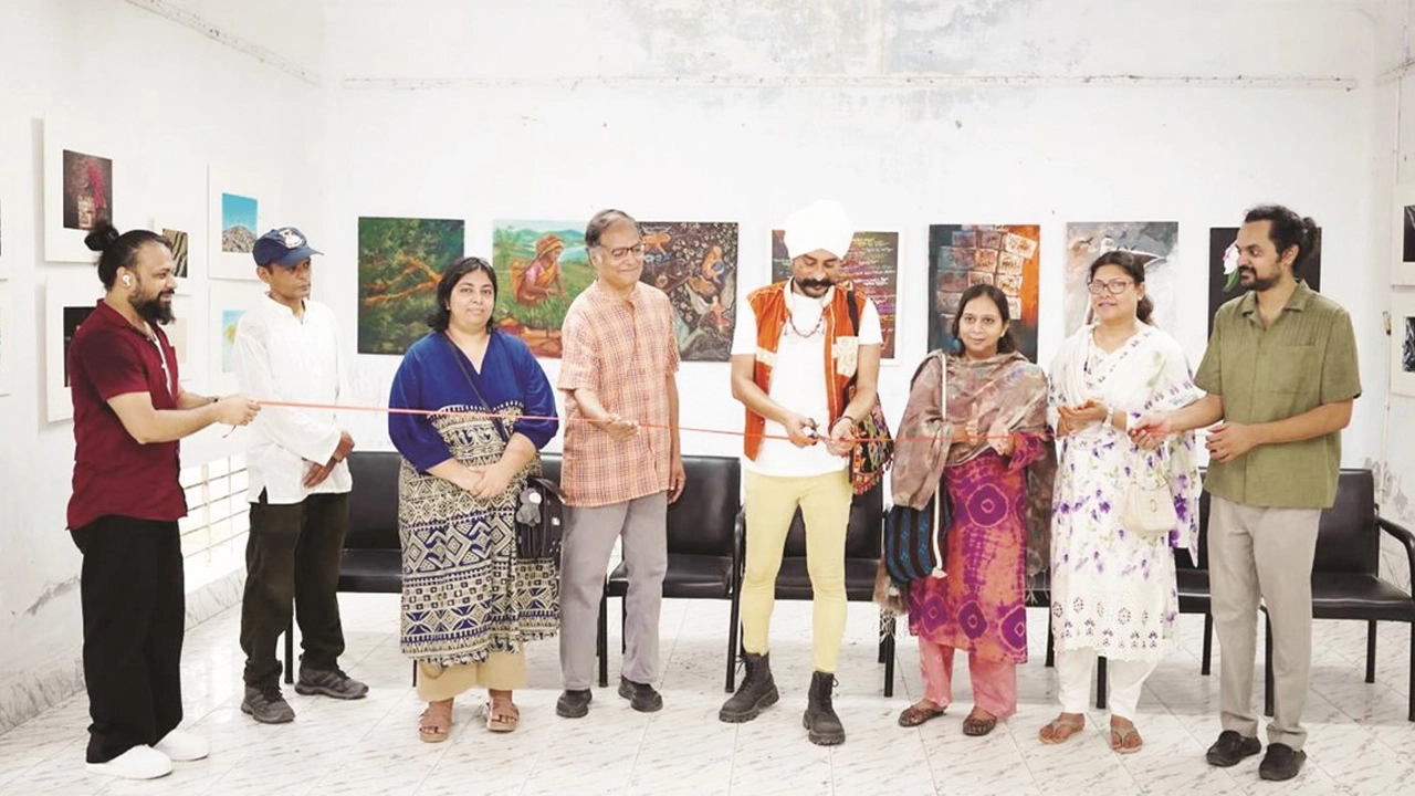 আন্তর্জাতিক শ্রমিক দিবসে চারুপীঠ যশোরে পেইন্টিং ও ফটোগ্রাফি প্রদর্শনী। ছবি: গ্রামের কাগজ
