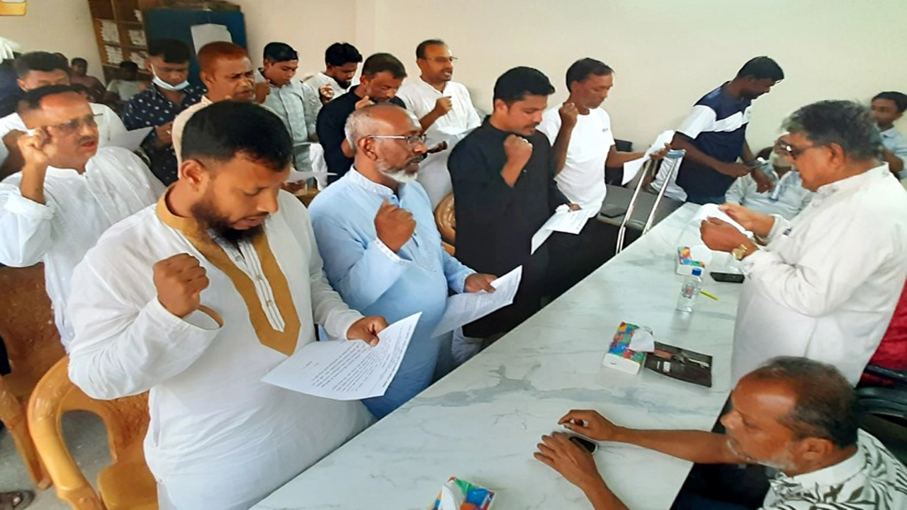 যশোর পুরাতন লোহা ও মটর পার্টস ব্যবসায়ী মালিক সমিতির নবনির্বাচিত নেতৃবৃন্দকে শপথ গ্রহণ অনুষ্ঠিত হয়েছে। ছবি: গ্রামের কাগজ