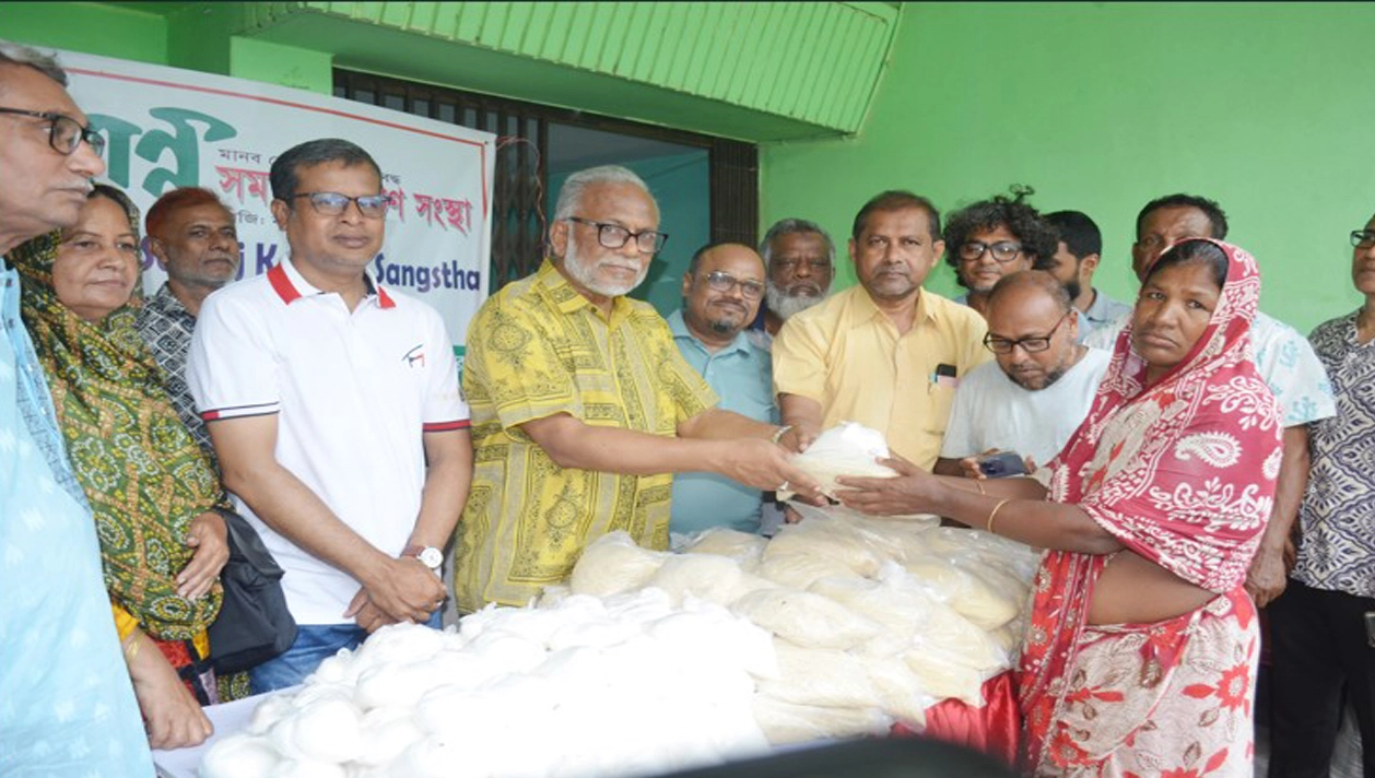 সোমবার যশোর ঘোপ বেলতলা নবান্ন সমাজ কল্যাণ সংস্থার উদ্যোগে ঈদ সামগ্রী বিতরণ করেন জেলা পরিষদের প্রশাসক দেলোয়ার হোসেন খোকন। ছবি: গ্রামের কাগজ