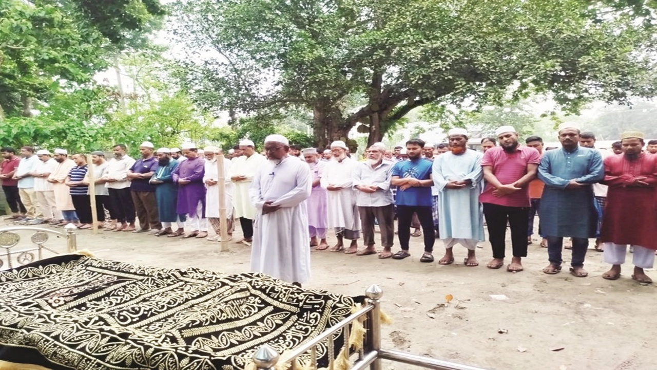 চুড়ামনকাটি প্রেসক্লাবের সাধারণ সম্পাদক ও দৈনিক গ্রামের কাগজের স্টাফ রিপোর্টার মিজানুর রহমানের মাতা গোলাপি বেগমের দাফন সম্পন্ন হয়েছে। ছবি: গ্রামের কাগজ