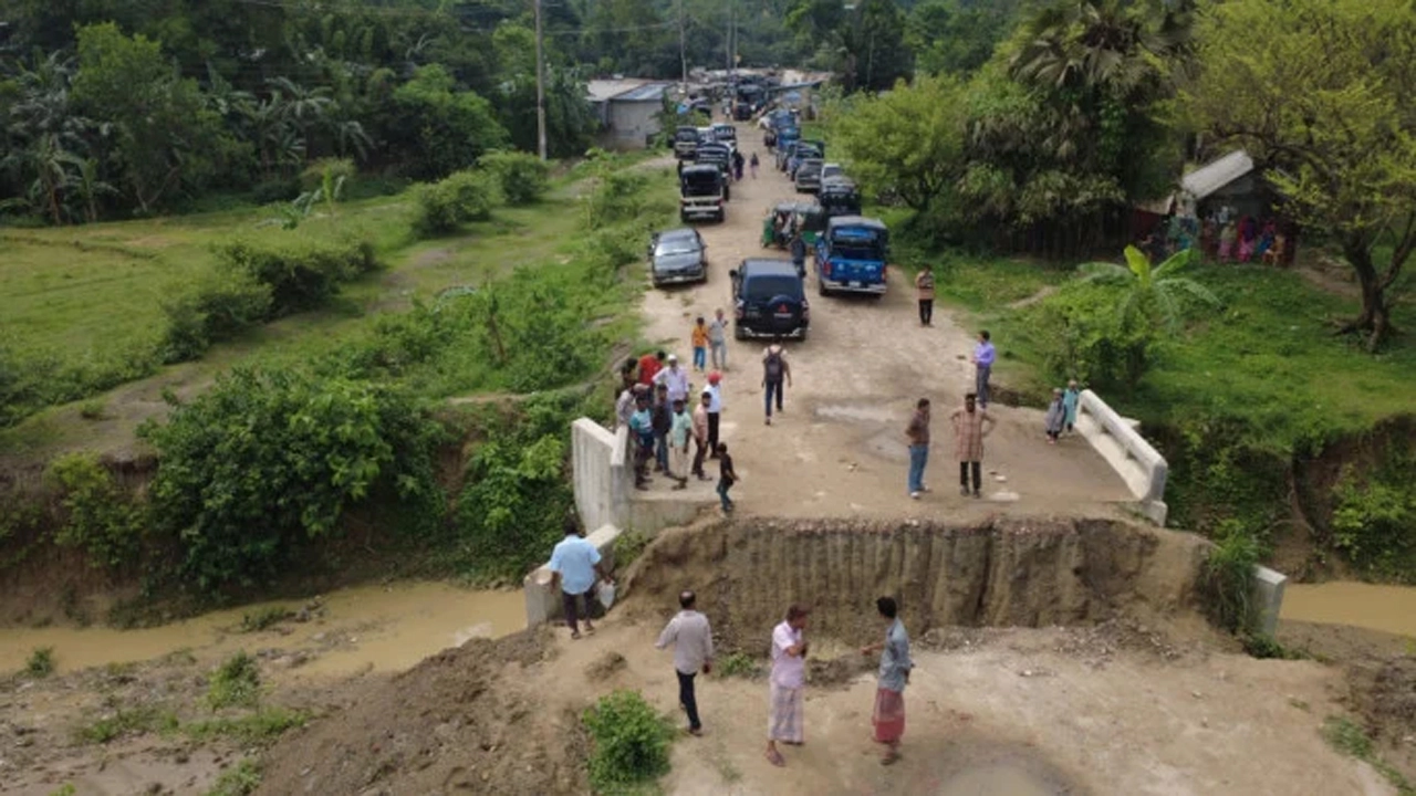সীতাকুণ্ডে র‍্যাব ক্যাম্পে হামলা: বুলডোজার দিয়ে ভাঙচুর, কয়েকজন আটক
