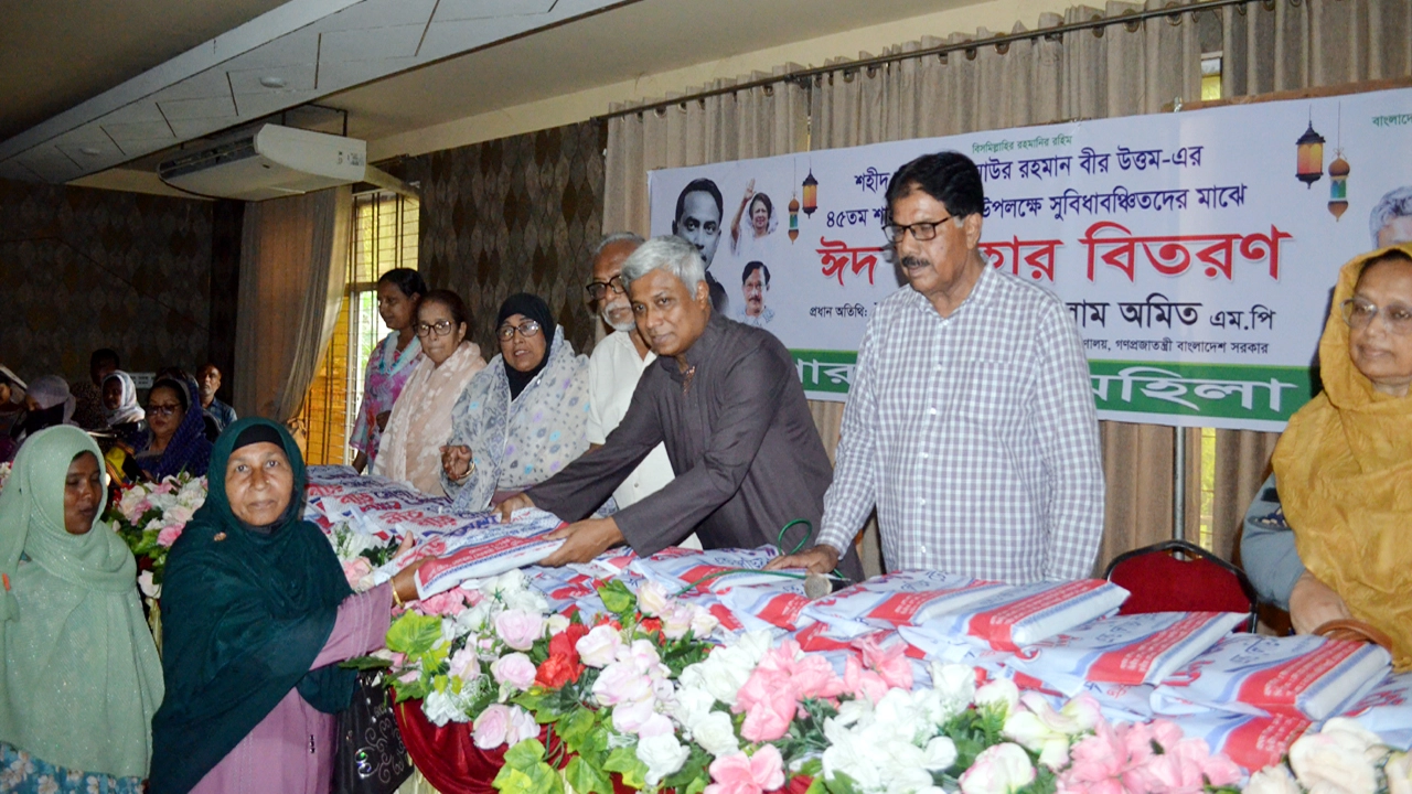 জিয়াউর রহমানের শাহাদৎ বার্ষিকী উপলক্ষে যশোর জেলা মহিলা দলের ঈদ উপহার বিতরণ