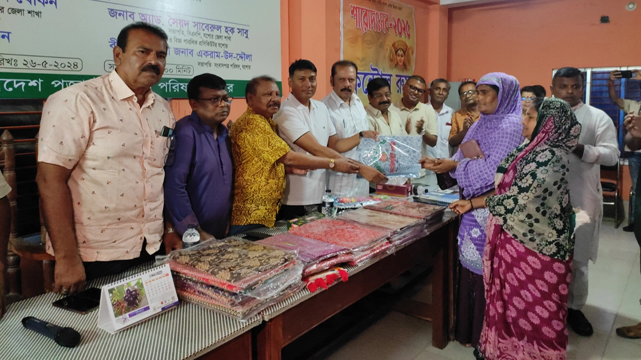 ঈদ উল আযহা উপলক্ষে যশোর জেলা পূজা উদযাপন পরিষদের বস্ত্র বিতরণ