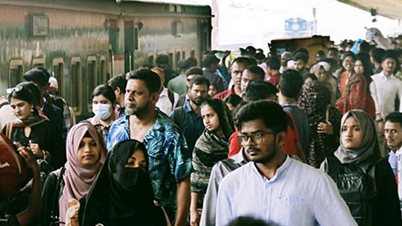 ঈদযাত্রার চাপে কমলাপুর রেলস্টেশন: ভোর থেকেই জনস্রোত