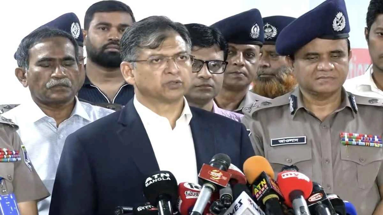 স্বরাষ্ট্রমন্ত্রী সালাহউদ্দিন আহমদ।