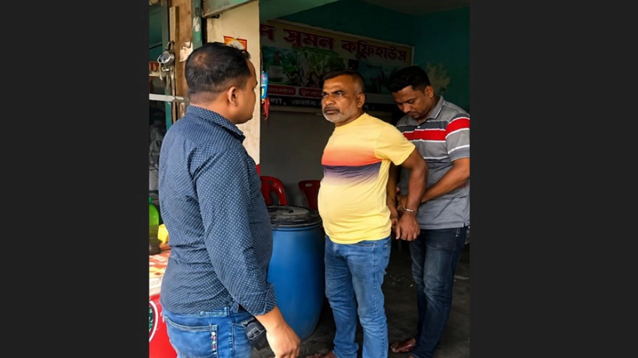 রাশেদ খানের বাড়িতে হামলা ও ভাঙচুরের ঘটনায় প্রধান অভিযুক্ত মনা আটক।ছবি: গ্রামের কাগজ