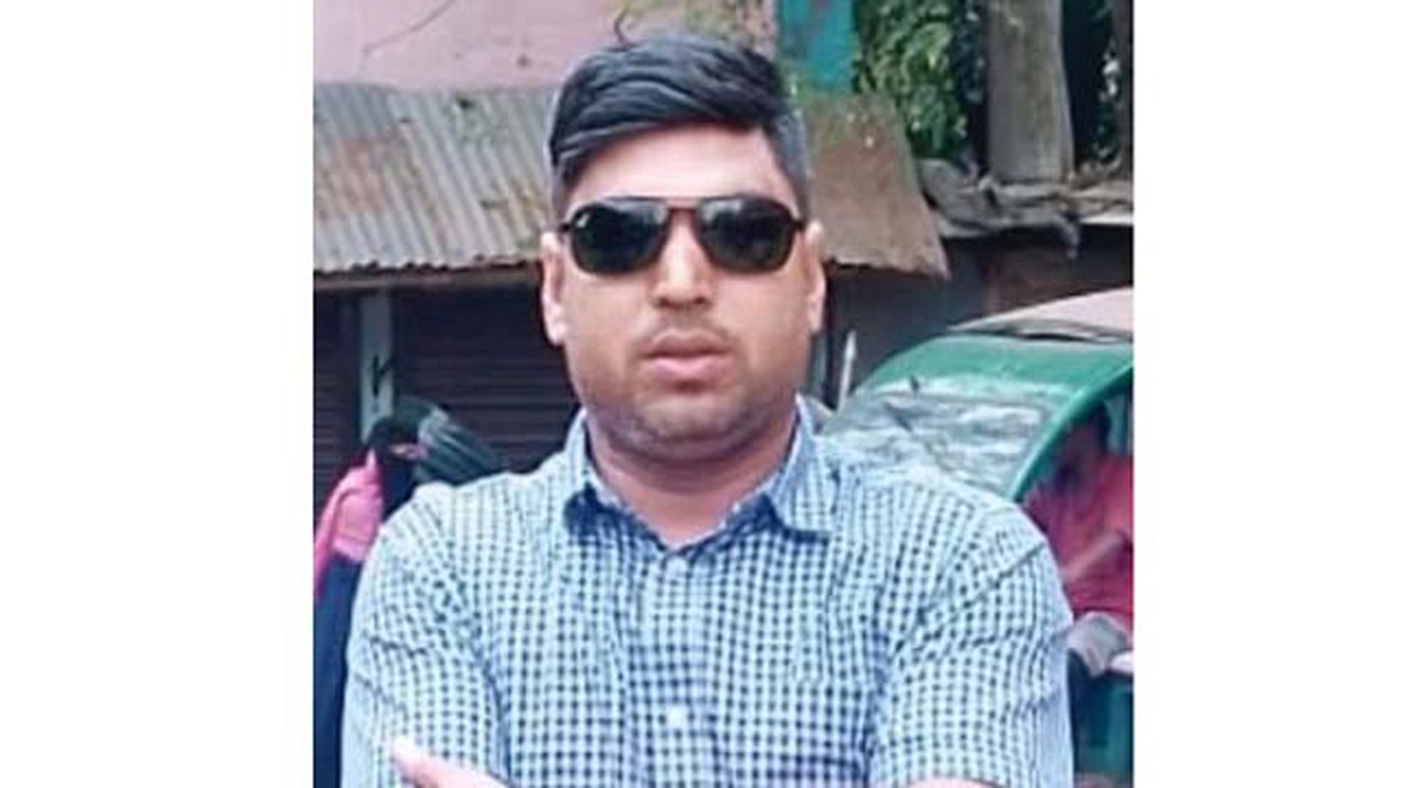 যশোরের সমালোচিত বহিষ্কৃত যুবদল নেতা ও সাবেক প্রচার সম্পাদক এস্কেন্দার আলী জনিক আটক। ছবি: গ্রামের কাগজ