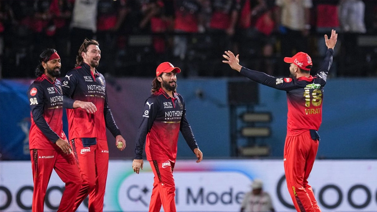 গুজরাটকে উড়িয়ে টানা দ্বিতীয়বার আইপিএল ফাইনালে আরসিবি