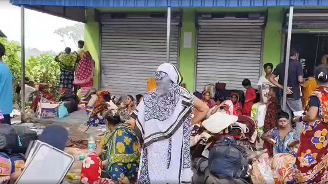 বাংলাদেশে ঢুকতে ভারতীয় সীমান্তে হঠাৎ শত শত মানুষের ভিড়