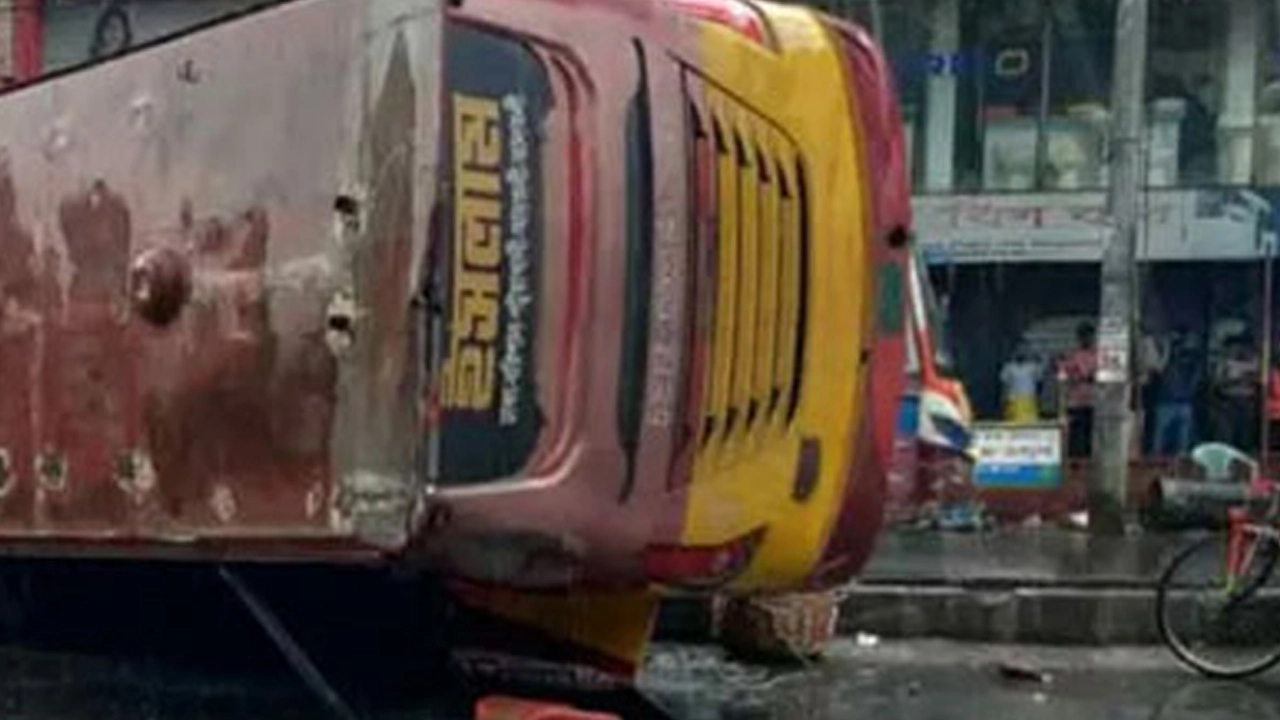 রাজধানীতে বাস দুর্ঘটনায় নিহত ৪, আহত ১০