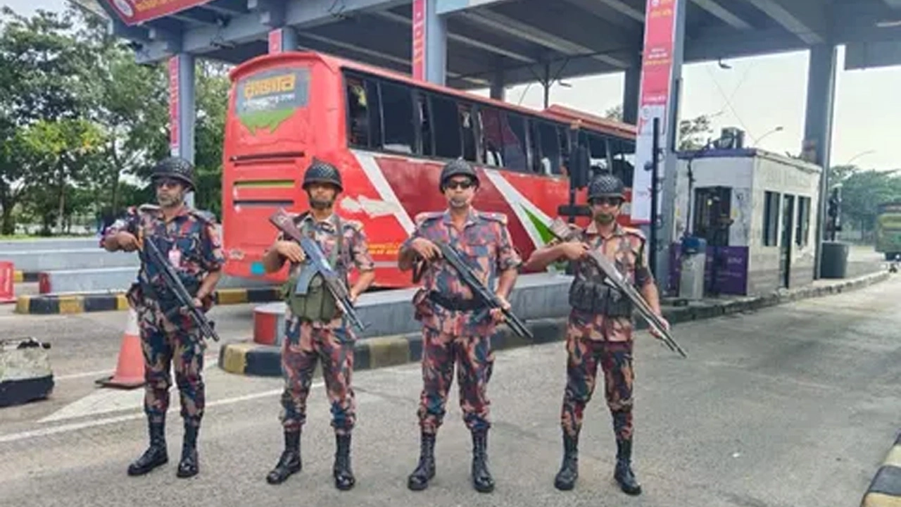 ঈদুল আজহা নিরাপদ যাত্রা নিশ্চিত করতে মহাসড়কে বিজিবির বিশেষ টহল ও নিরাপত্তা ব্যবস্থা।