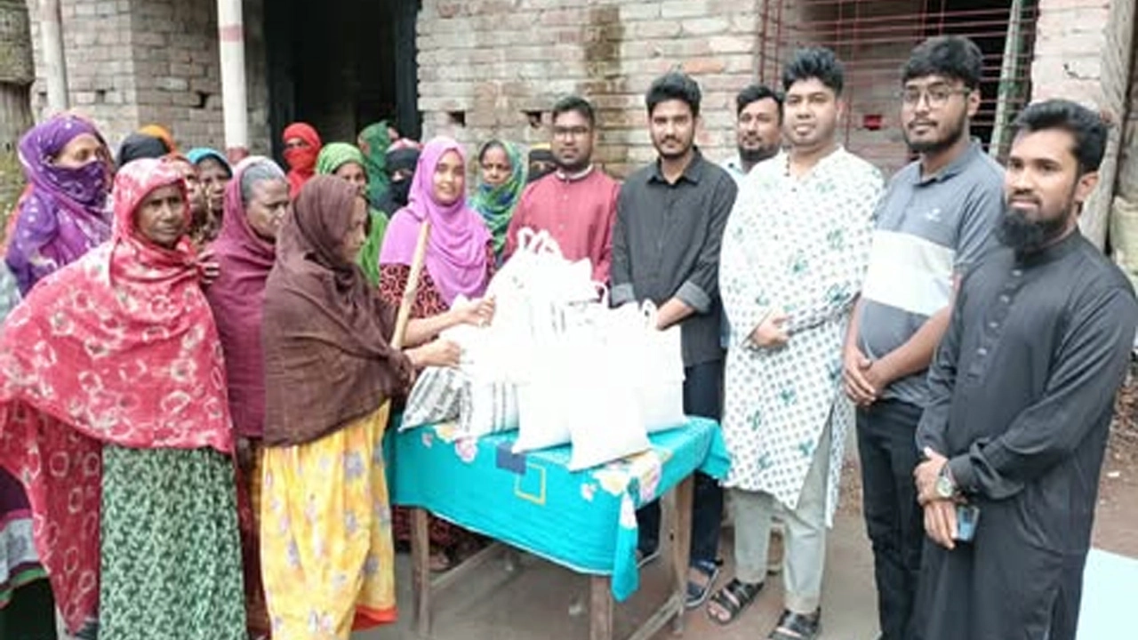 যশোরে ঈদুল আজহা উপলক্ষে অসচ্ছলদের মাঝে এনসিপি'র ঈদ উপহার বিতরণ