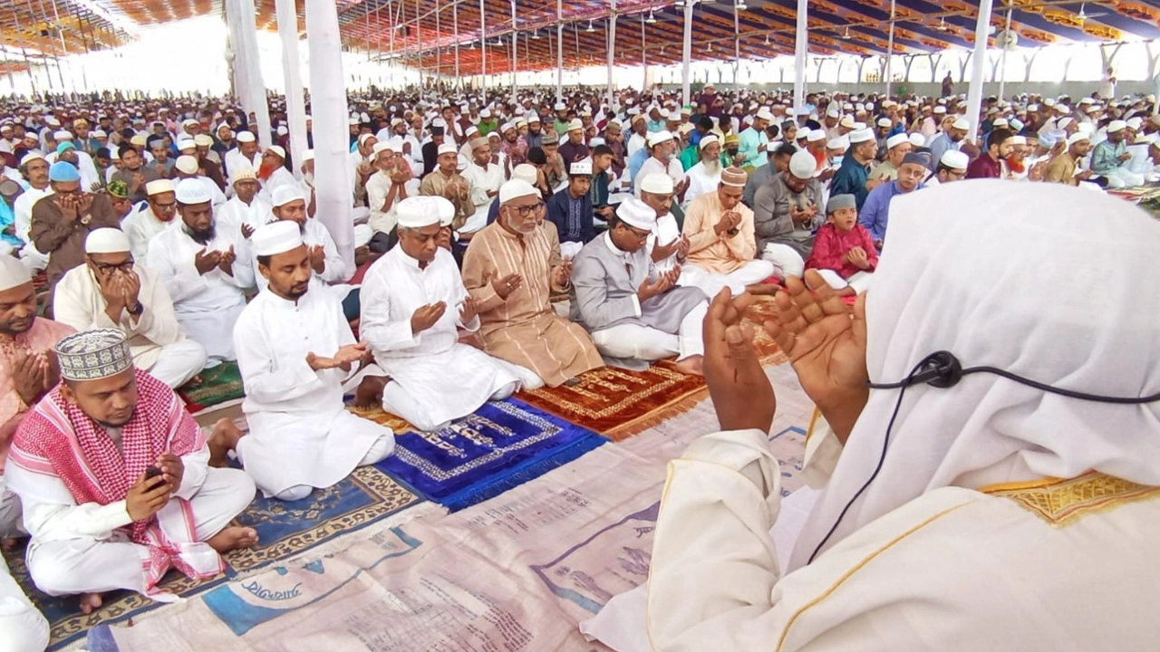 ধর্মীয় ভাবগাম্ভীর্য ও উৎসবমুখর পরিবেশে যশোরে উদযাপিত হচ্ছে পবিত্র ঈদুল আজহা। ছবি: গ্রামের কাগজ