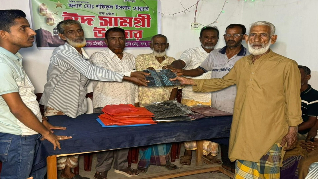 যশোরের মঠবাড়িতে শতাধিক সুবিধাবঞ্চিত মানুষের মাঝে ঈদের পোশাক বিতরণ করা হয়েছে। ছবি: গ্রামের কাগজ