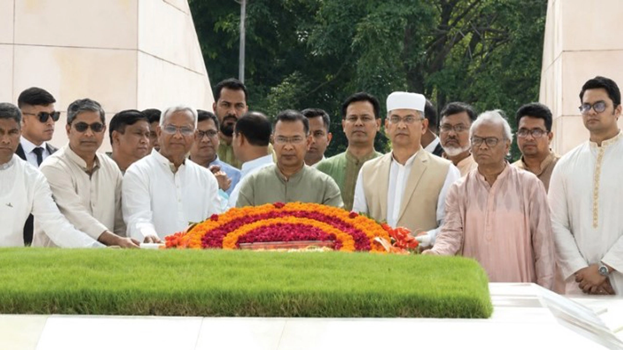 ঈদের নামাজ শেষে বাবা-মার কবর জিয়ারত করলেন প্রধানমন্ত্রী তারেক রহমান