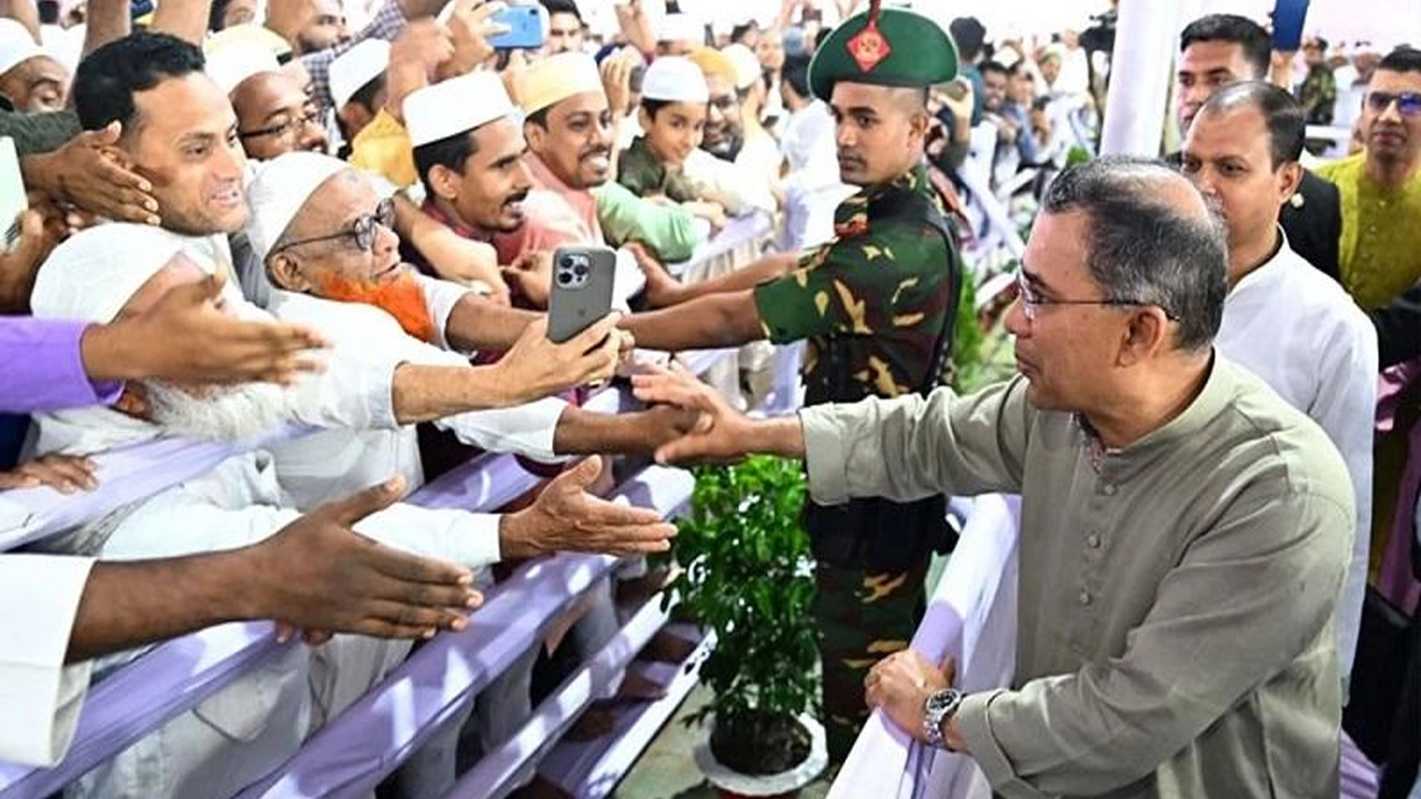 জাতীয় ঈদগাহে মুসল্লিদের সঙ্গে প্রধানমন্ত্রীর শুভেচ্ছা বিনিময়