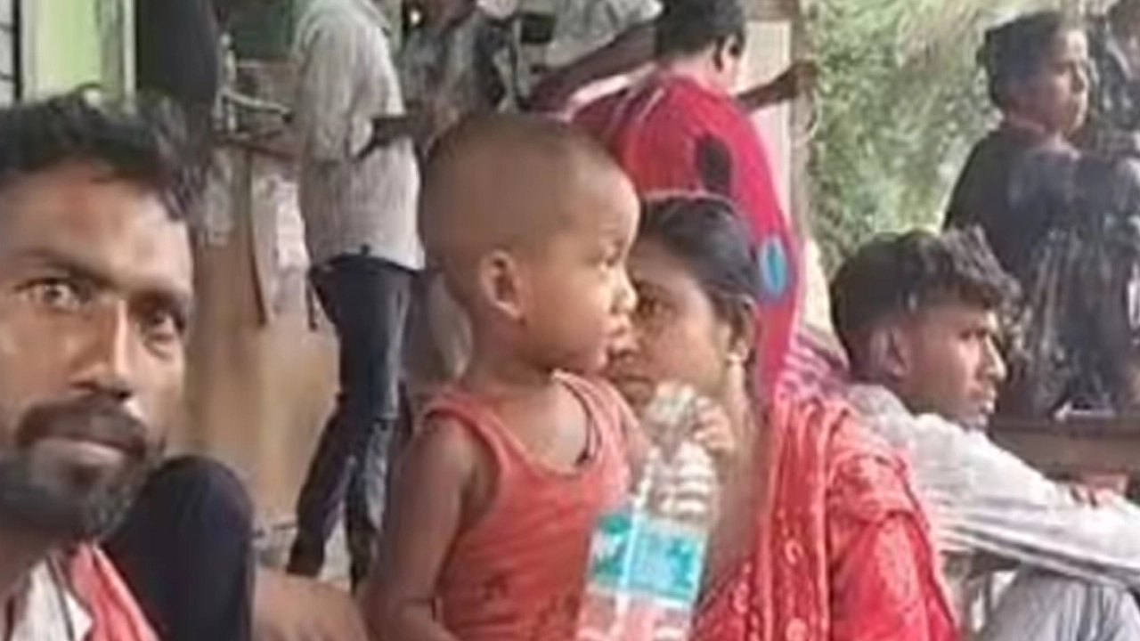 সীমান্তে জড়ো হওয়া শতাধিক বাংলাদেশি হোল্ডিং সেন্টারে
