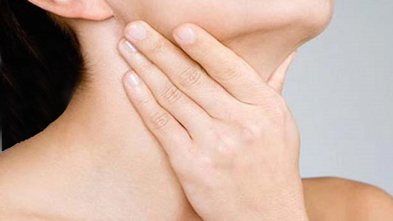 গলায় মাংসের হাড় আটকে গেলে যা করবেন
