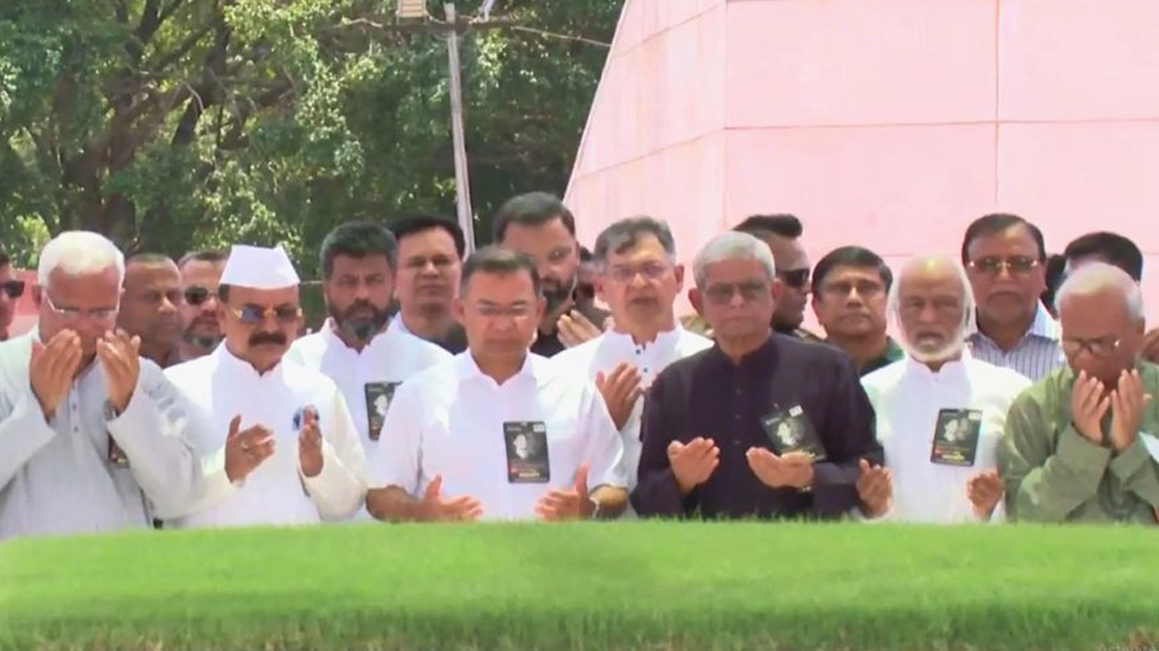 জিয়াউর রহমানের সমাধিতে শ্রদ্ধা জানালেন প্রধানমন্ত্রী