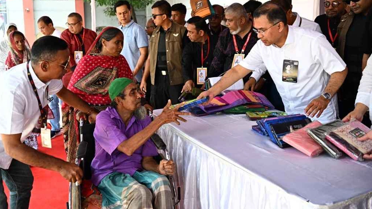দরিদ্রদের মাঝে ত্রাণ ও বস্ত্র বিতরণ করেন প্রধানমন্ত্রী