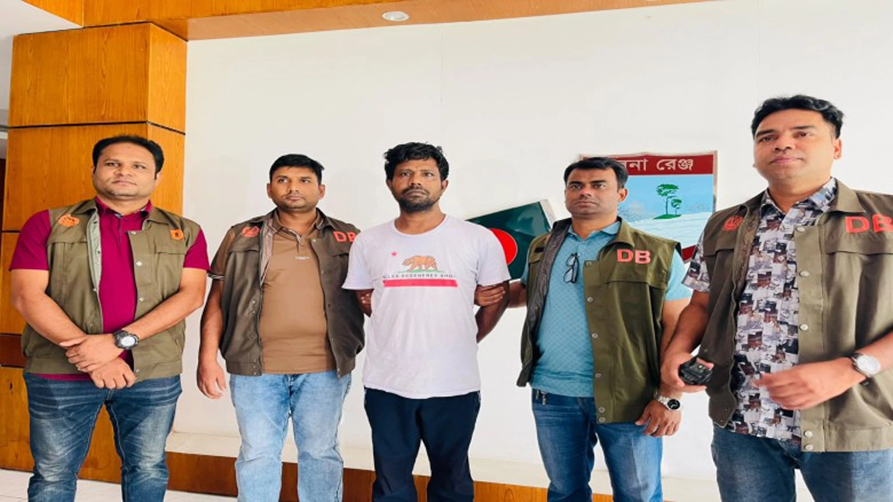বহুল আলোচিত শীর্ষ সন্ত্রাসী কামরুল ইসলাম ওরফে ‘খোঁড়া কামরুল’কে গ্রেপ্তার। ছবি: গ্রামের কাগজ