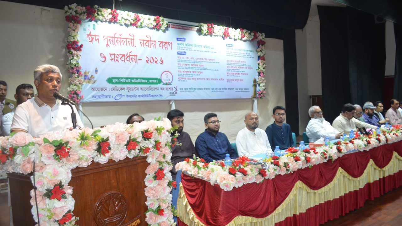 রোববার মেডিকেল শিক্ষার্থীদের হাতে সম্মাননা ক্রেস্ট তুলে দেন বিদ্যুৎ, জ্বালানি ও খনিজ সম্পদ মন্ত্রণালয়ের প্রতিমন্ত্রী অনিন্দ্য ইসলাম অমিত। ছবি: গ্রামের কাগজ