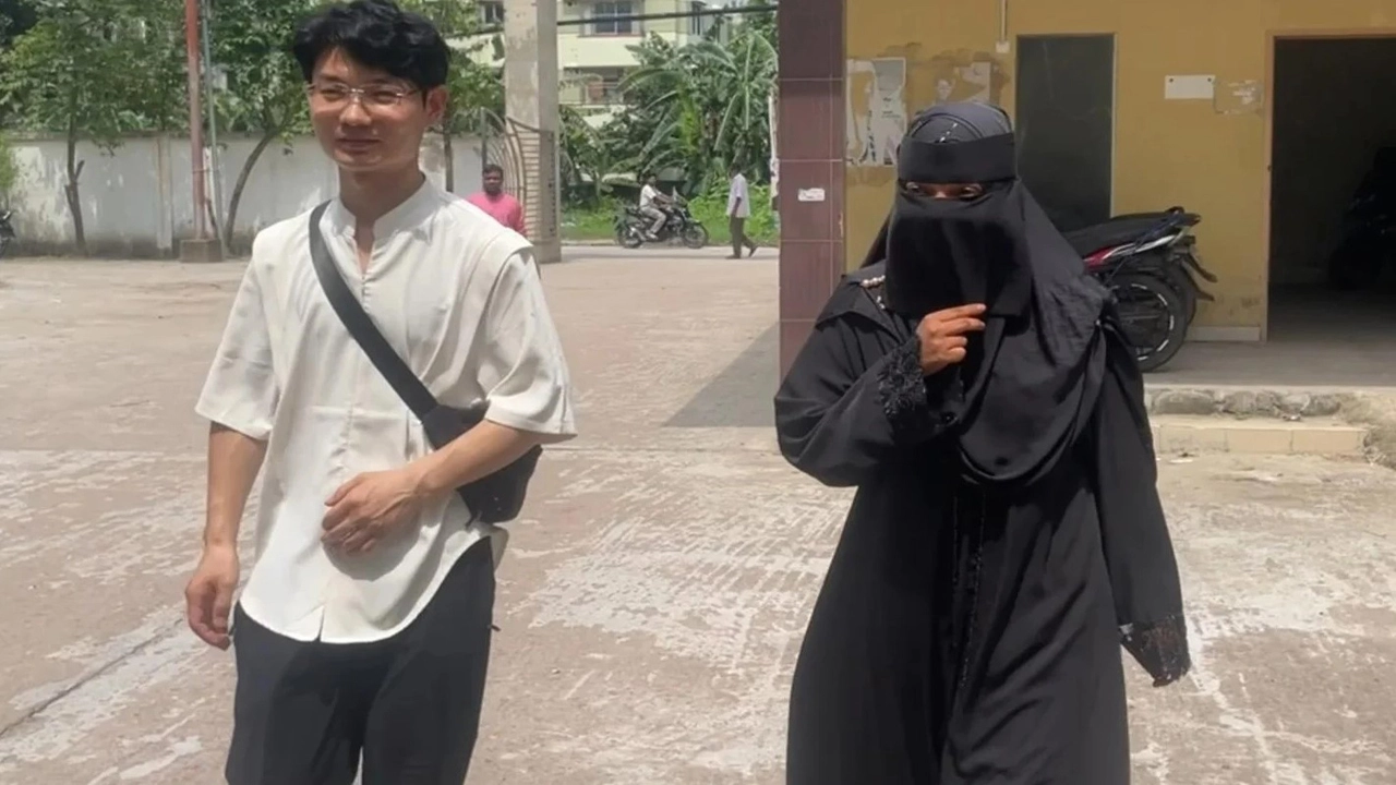 প্রেমের টানে টাঙ্গাইলে বিদেশি প্রেমিক