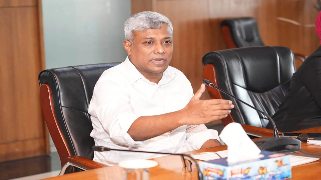 দেশের বিদ্যুৎ ব্যবস্থা নিরবচ্ছিন্ন রাখতে বিদ্যুৎ মন্ত্রণালয়ের উর্ধ্বতন কর্মকর্তাদের নিয়ে জরুরি বৈঠক করেছেন বিদ্যুৎ প্রতিমন্ত্রী অনিন্দ্য ইসলাম অমিত। ছবি: গ্রামের কাগজ