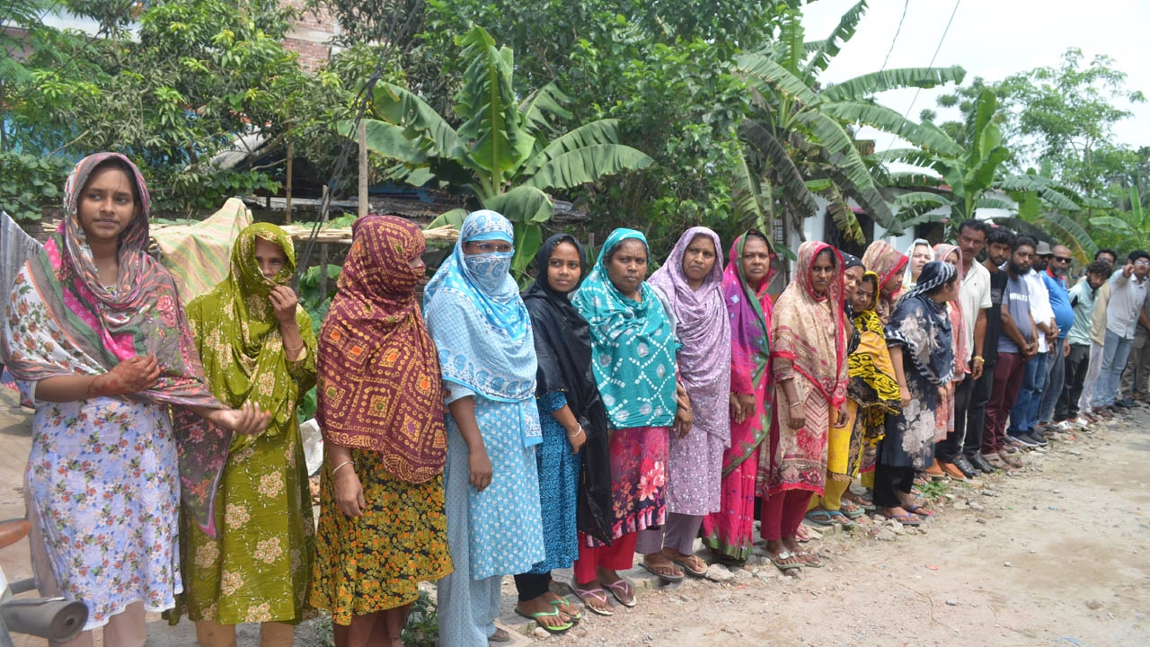 ধর্মতলা গাজীপাড়ায় মাদকের বিরুদ্ধে বিক্ষোভ করেন এলাকাবাসী। ছবি : গ্রামের কাগজ