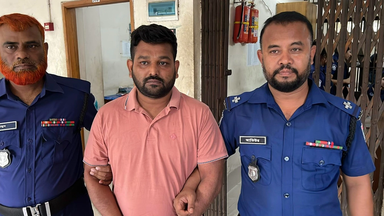 যশোর জেলা স্বেচ্ছাসেবক লীগের শহর শাখার আহ্বায়ক সুমন আটক। ছবি: গ্রামের কাগজ